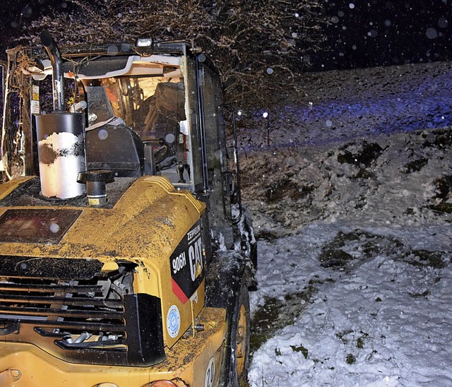 Die Spuren im Schnee und im Erdreich zeugen vom  Unfall.   | Foto: Kamera 24