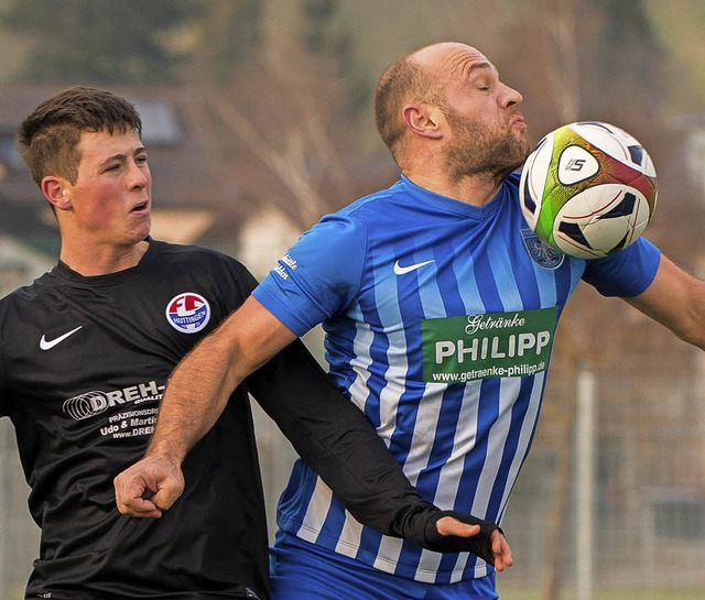 Brust raus, Ball ran: der Degerfelder ...s) gegen Florian Maurer (FC Huttingen)  | Foto: Schchtele