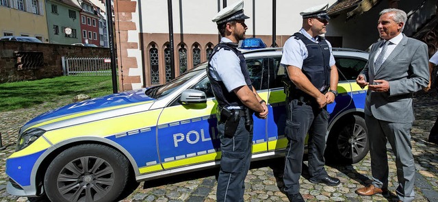 Mehr Polizisten? Woher holen, wenn gle... im Juli in Freiburg mit zwei Beamten   | Foto: dpa