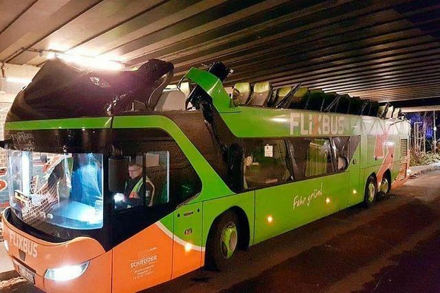 Brücke reißt in Berlin Dach von Flixbus-Doppeldecker ab
