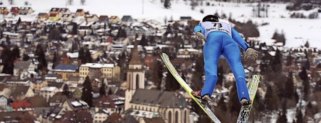 Die Weltcupspringer  fliegen weit ber den Dchern der Stadt.  | Foto: Patrick Seeger