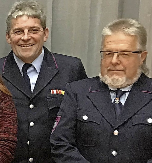 Andreas Siebold (links) erhielt bei de...t Gamann die Ehrenmedaille in Silber.  | Foto: Feuerwehr Laufenburg
