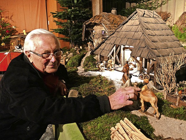 Klaus Pipp an der grten Krippe der Ausstellung   | Foto: Ulrike Derndinger