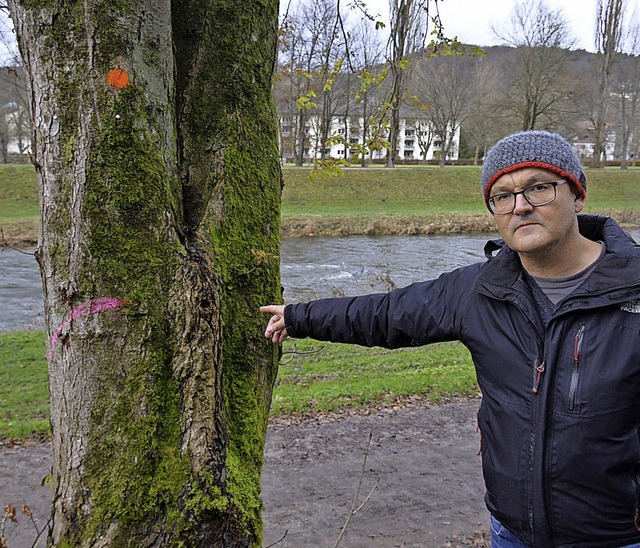 Christoph Drflinger vom Landesbetrieb...r die Unterhaltungspflege begonnen.    | Foto: Scheuble