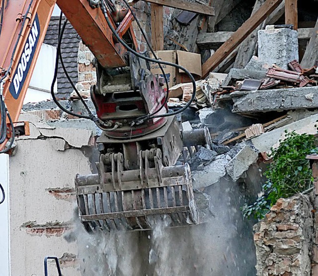 Streit gab es im Gemeinderat erneut um...zlichen Abriss des Hauses Lammplatz 9   | Foto: H.-P. Mller