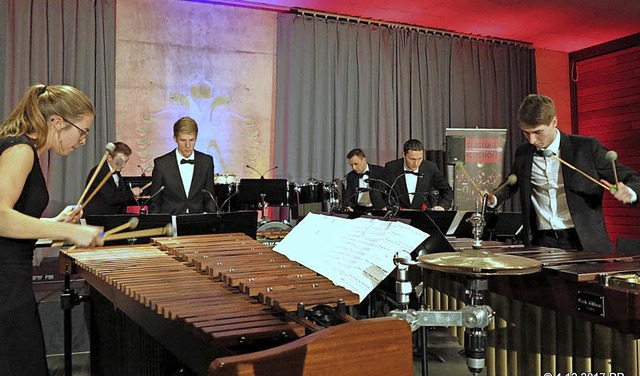 In wechselnden Besetzungen spielten di...  Oberbergen Stcke der Minimal Music.  | Foto: Peter Runge