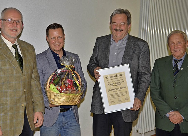 Der Vorsitzende der Interessengemeinsc...eter Braun mit einer Ehrenurkunde aus.  | Foto: Hans-Jochen Voigt