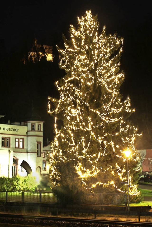 Weihnachtsbaum an der ehemaligen Riegeler Brauerei  | Foto: Hans-Peter Ziesmer