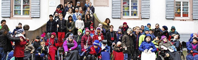 Ein Teil der jungen Knstler beider Sc...ster am Schlosserhaus gestaltet haben.  | Foto: Sylvia-Karina Jahn