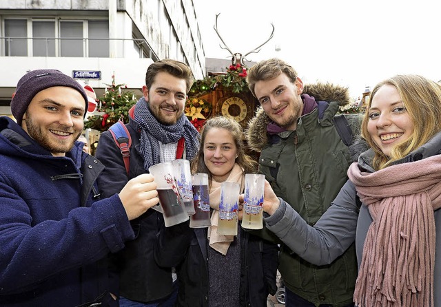 Glhwein ist beliebt auf dem Freiburge...t, nicht nur bei diesen Studierenden.   | Foto: Ingo Schneider