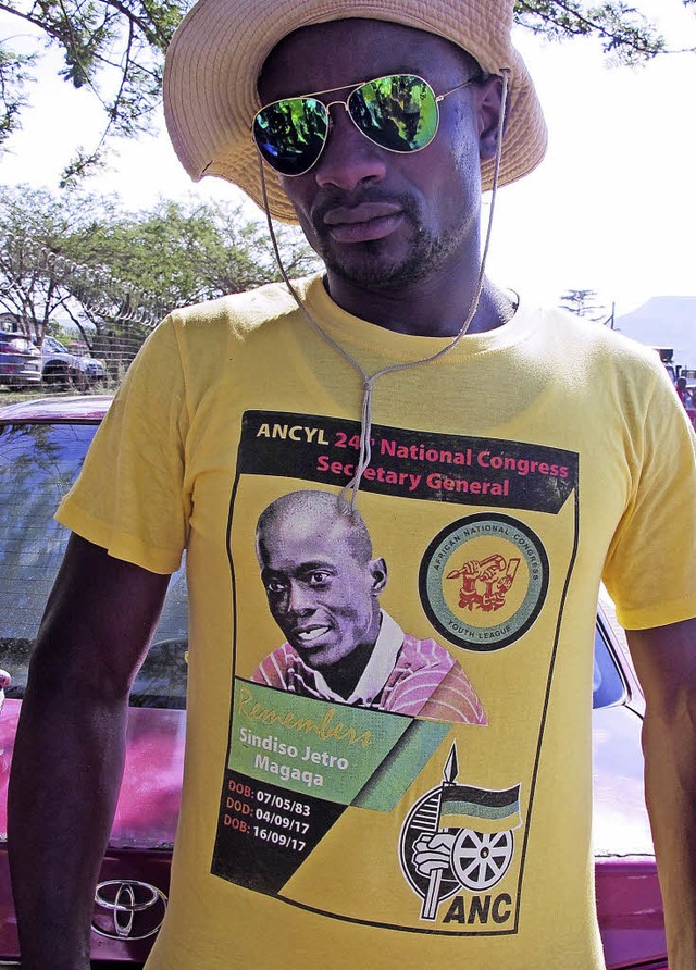 Ein ANC-Mitglied ehrt mit seinem T-Shi...Parteikollegen Sindiso Jetro Magaqa.    | Foto: Johannes Dieterich