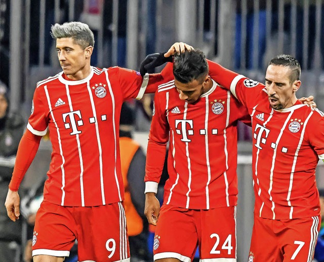 Die Bayern-Spieler Robert Lewandowski ... Doppeltoraschtze Corentin Tolisso.    | Foto: AFP