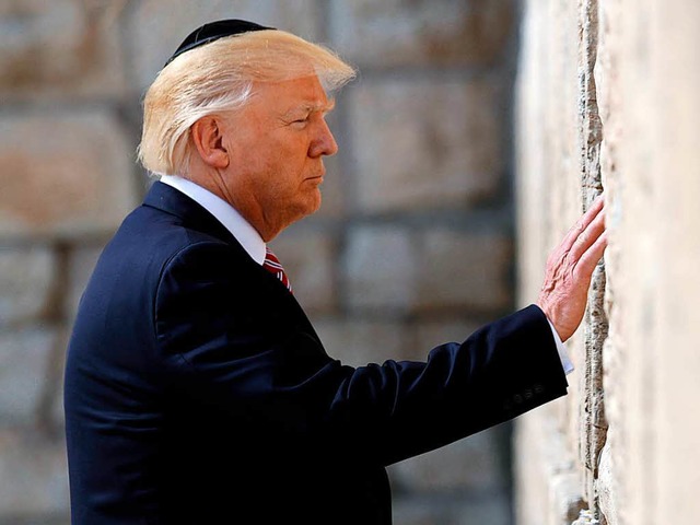 US-Prsident Donald Trump berhrt am 2...n Tel Aviv nach Jerusalem zu verlegen.  | Foto: dpa