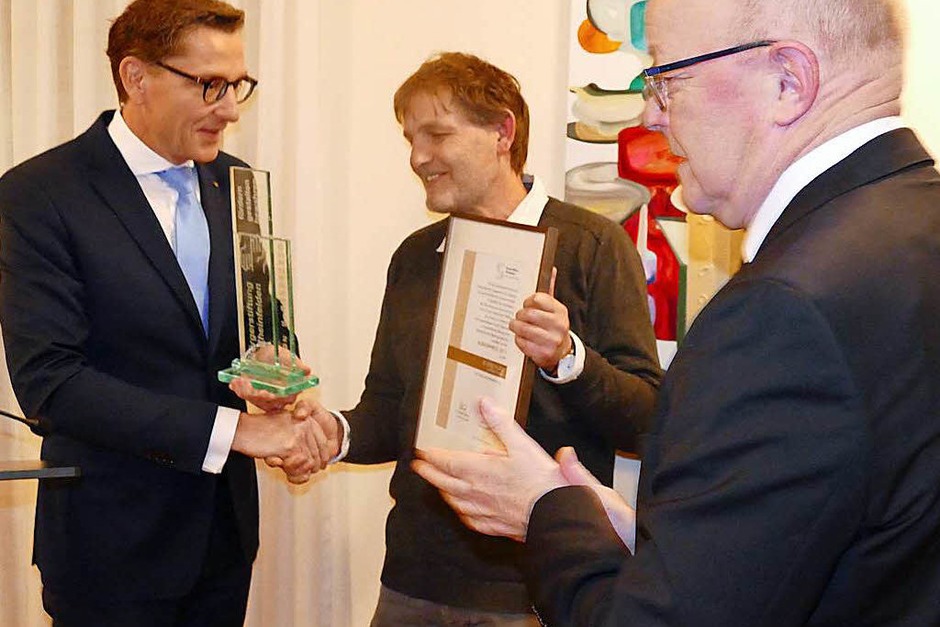 Günther Schmidt nimmt für die IG Spielplatz Schwedenstraße die Urkunde und Glasstele in Empfang. Links: Stiftungsratsvorsitzender Rainer Liebenow, rechts Norbert Dietrich, Vorsitzender der Bürgerstiftung. (Foto: Ingrid Böhm-Jacob) Günther Schmidt nimmt für die IG Spielplatz Schwedenstraße die Urkunde und Glasstele in Empfang. Links: Stiftungsratsvorsitzender Rainer Liebenow, rechts Norbert Dietrich, Vorsitzender der Bürgerstiftung. (Foto: Ingrid Böhm-Jacob)