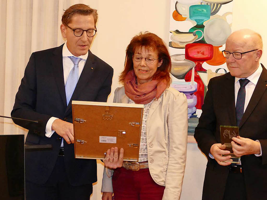 Stiftungsratsvorsitzender Rainer Liebenow (links) zeichnet Gabriele Birlin-Pflger mit dem Ehrenpreis der Brgerstiftung aus.