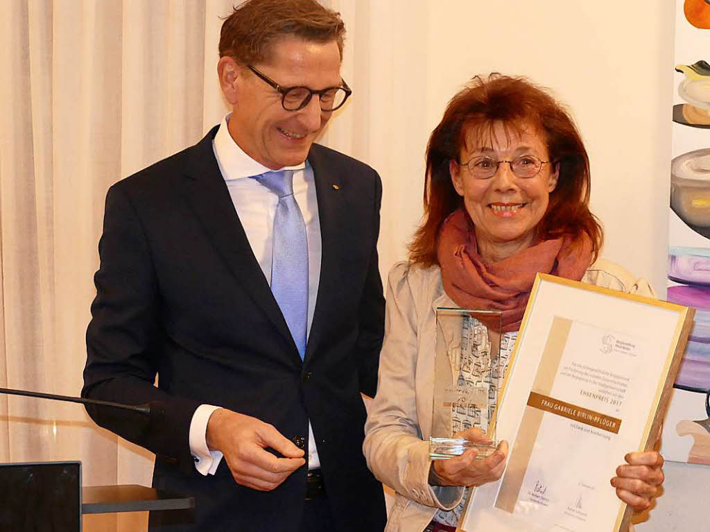 Gabriele Birlin-Pflger freut sich ber den Ehrenpreis mit Stele, den Rainer Liebenow berreichte.