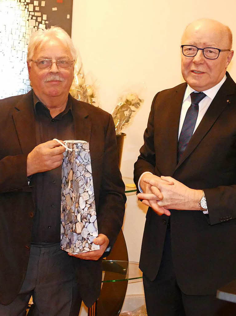 Norbert Dietrich (rechts) , Vorsitzender der Brgerstiftung bedankte sich bei Wilfried Markus fr sein knstlerisches Engagement fr den Brgerpreis.