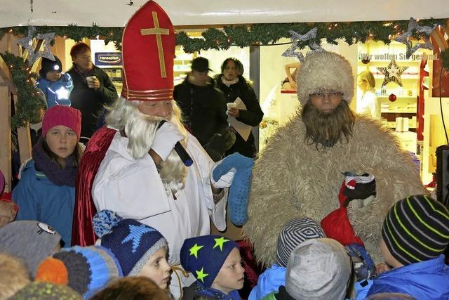 Nikolaus beschenkt die Kinder