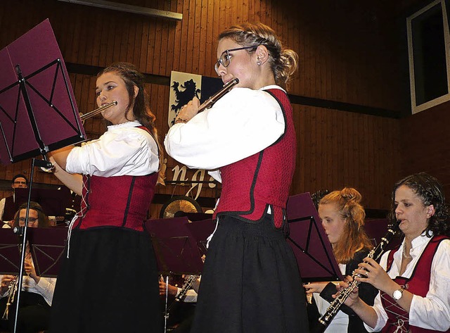 Eva-Maria Beringer und (rechts) Lisa T...tinnen in &#8222;Celtic flutes&#8220;.  | Foto: Gertrud Rittner