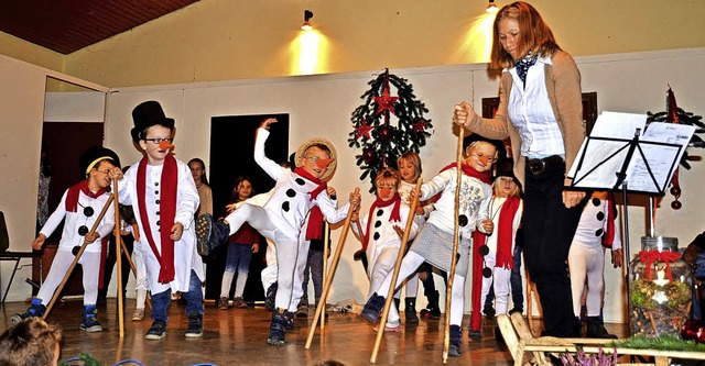 Die Kinder von der musikalischen Frhe...g mit Helga Onny beim Schneemann-Tanz.  | Foto: Roland Vitt