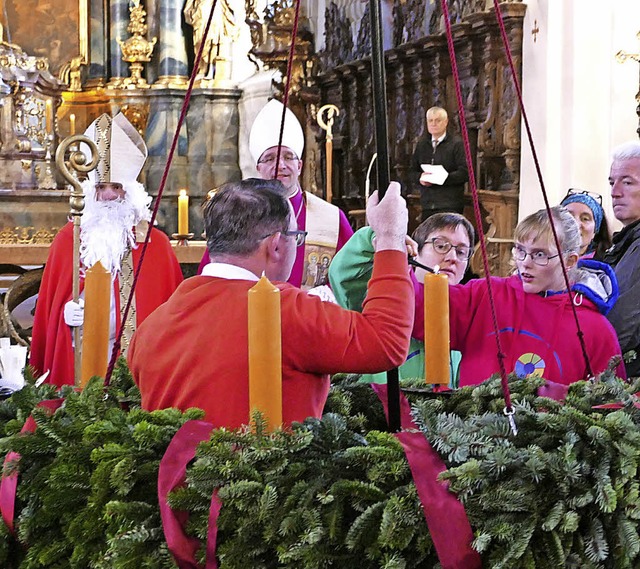 Bischof Michael Gerber hatte Bischof N...die Kerze am Adventskranz anzuznden.   | Foto: Fotos: Sylvia Sredniawa