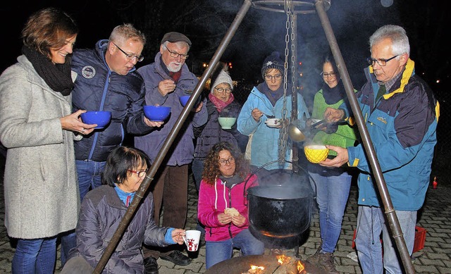 Ein Hoch auf das Ehrenamt, bei Gulaschsuppe, Glhwein und guter Stimmung.  | Foto: wolfgang beck