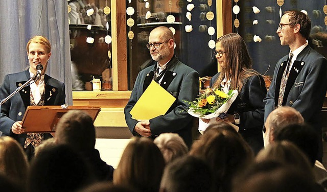Anja Maier vom Vorstandsteam freut sic...d Simon Steiger zu ehren (von links).   | Foto: MV Geschwend