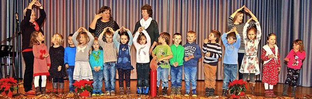 Kinder vom Kindergarten &#8222;Spatzen... beim Adventsnachmittag der Senioren.   | Foto: Christian Ringwald