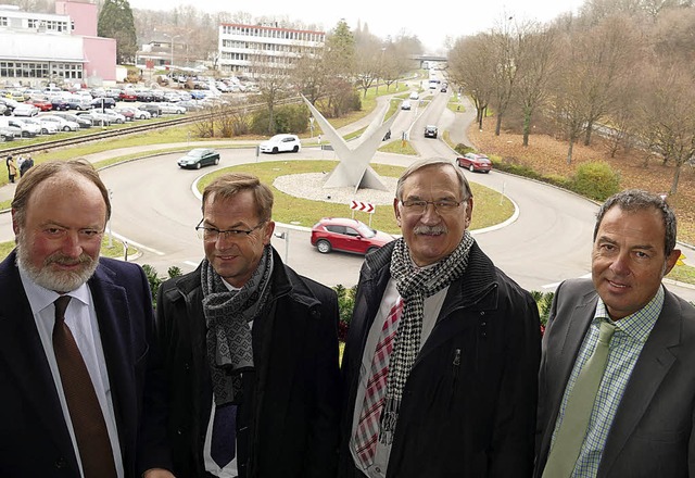Norbert Beck und  sein Landtagskollege...herab ein Bild von Verkehr im Kreisel.  | Foto: Ulrich Senf