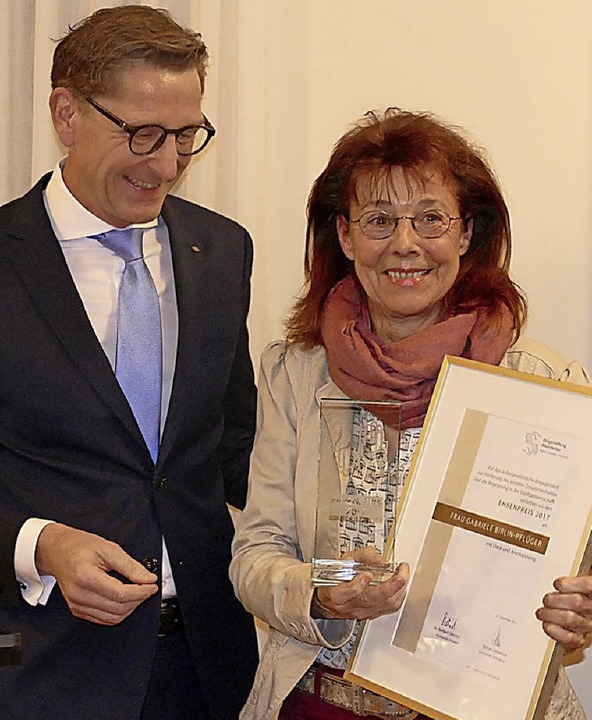 Gabriele Birlin-Plüger erhielt den Ehrenpreis von Rainer Liebenow.  | Foto: Ingrid Böhm-Jacob
