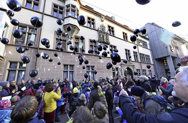 Dicke Luft: 150 schwarze Ballons vor d...heit der Paul-Hindemith-Schule zeigen.  | Foto: Thomas Kunz