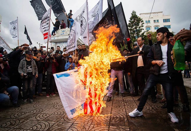 Wtende Palstinenser verbrennen  am M...ch die Fahnen von Israel und  den USA.  | Foto: AFP