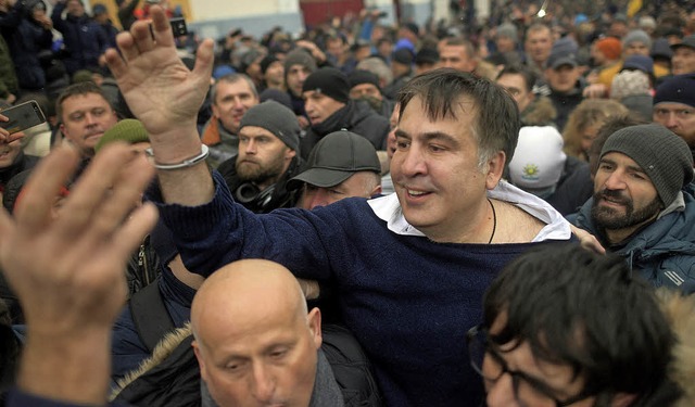 Gru mit Handschellen: Michail Saakasc...iner Befreiung durch Anhnger in Kiew   | Foto: dpa
