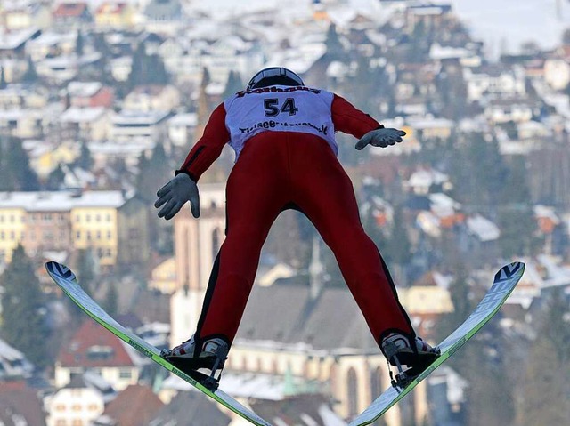 Beste Aussichten: Skispringer aus 17 N...n   wieder Titisee-Neustadt entgegen.   | Foto: PATRICK SEEGER/DPA