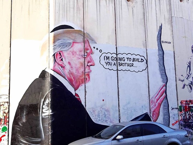 &#8222;Ich werde dir einen Bruder baue...in Bethlehem zeigt US-Prsident Trump   | Foto: Frauke Wolter/afp