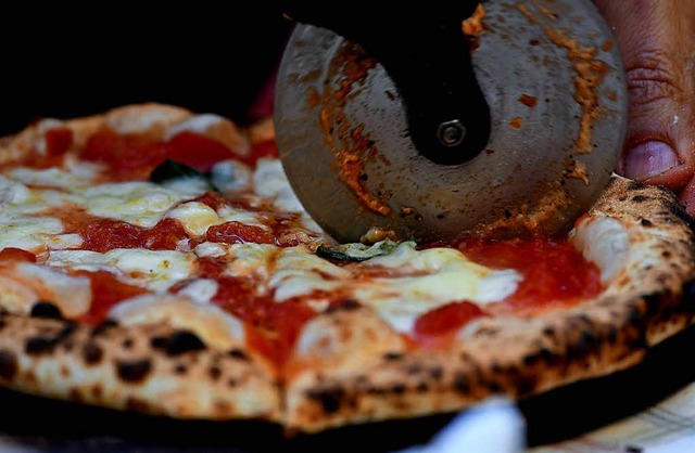 Eine Pizza ist, so steht es in der Wik... Hefeteig aus der italienischen Kche.  | Foto: AFP