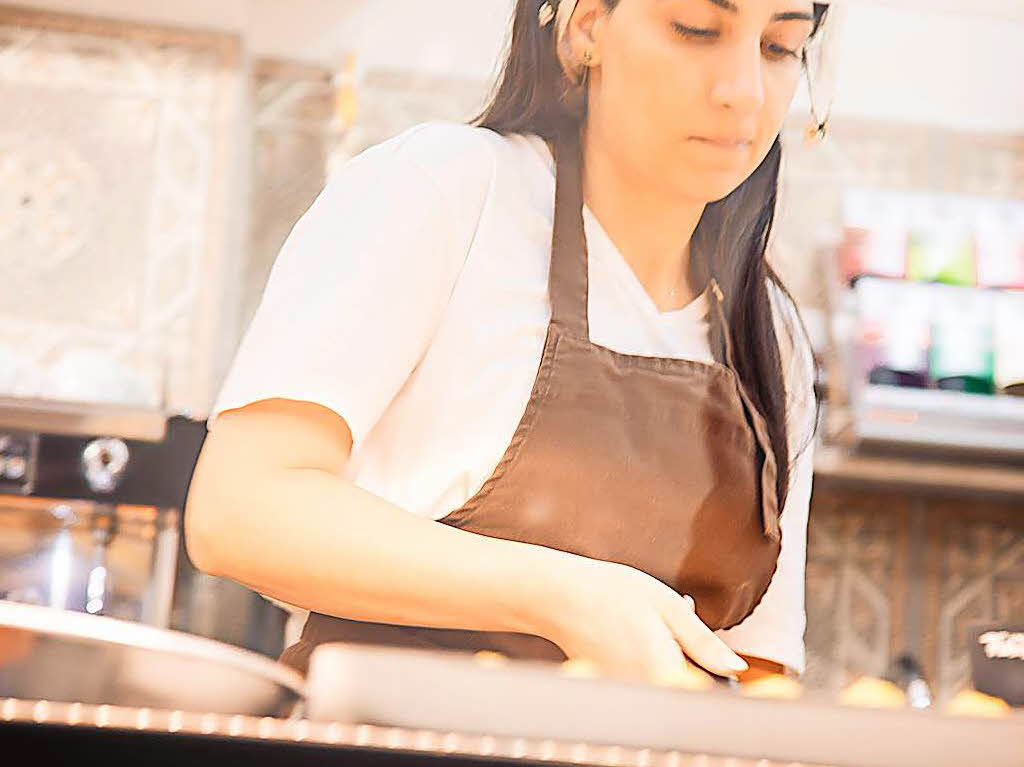 Baklava, Kokosrllchen und schwarzer Tee: Am Mittwochabend testeten sich fudder-Leserinnen und Leser durch die Backwaren der trkischen Bckerei Sevgin in der Lehener Strae.