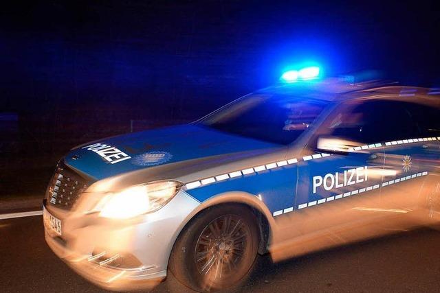 Junger Mann sticht auf 55-Jhrigen in Freiburg ein, Polizei sucht die Waffe