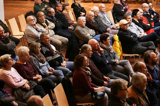 Fr ber 90 Zuhrer war gestuhlt, mehr als 60 Brger kamen zur Versammlung.  | Foto: Christoph Breithaupt