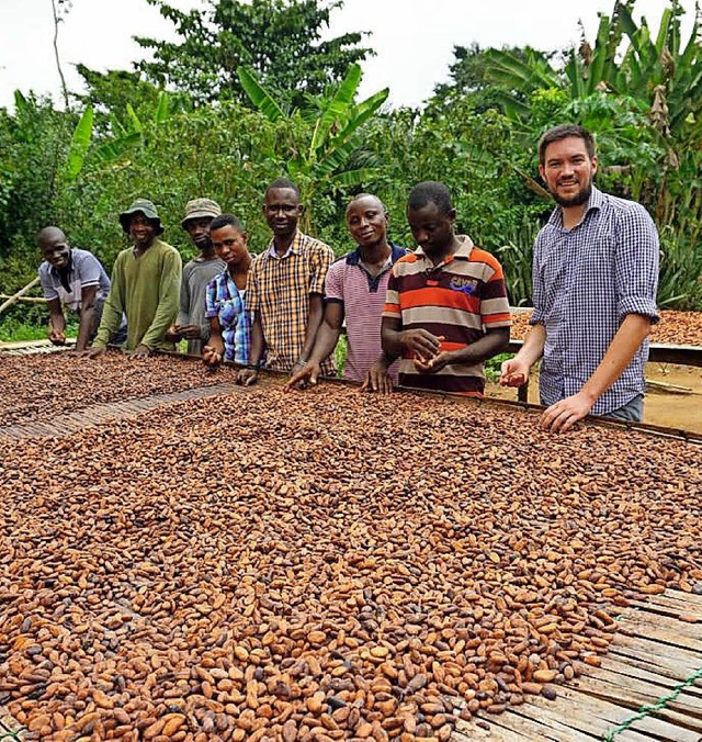 Marc Schiff mit seinen Mitarbeitern un... Schokolade in Ghana produziert wird.   | Foto: zvg