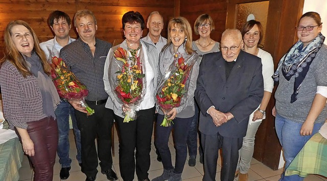 Jubilare (mit Blumen, v.li.) des Kirch...rger und Ulrike Lehrer (je 25 Jahre).   | Foto: Verein