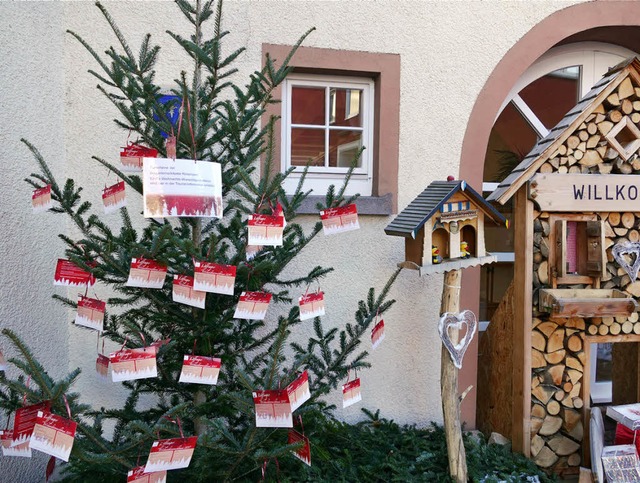 Der Lffinger Weihnachtswunschbaum vor...mit neuen Karten wieder gut bestckt.   | Foto: Martin Wunderle