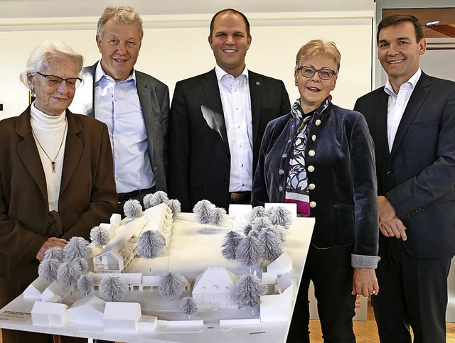 Gisela Sick, Franz Bausch, OB Roman G...t dem Modell fr Buchholz (von links).  | Foto: Sylvia Sredniawa