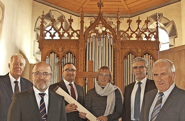 Jochen Buck (ltester), Peter Blubache...on links) vor der restaurierten Orgel   | Foto: Frey