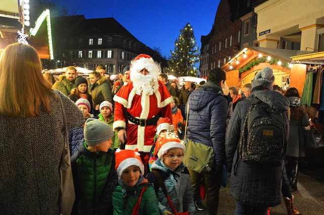 Der Weihnachtsmann geht mit den Kindern ber den Weihnachtsmarkt.  | Foto: Barbara Ruda