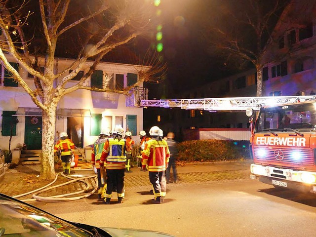 Mit Drehleiter und Atemschutz nherte ... dem Brandmelder Alarm gegeben hatten.  | Foto: Ulrich Senf