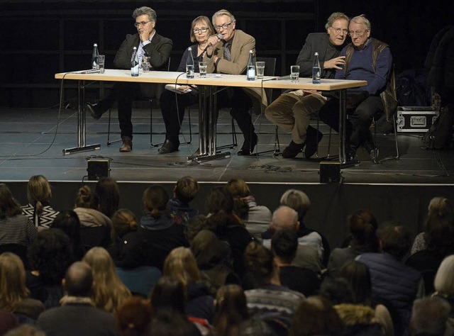 Auf dem Podium vor interessiertem Publ...uer und  Bernd Hainmller (von links)   | Foto: schneider