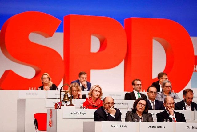 Eine Achterbahnfahrt: SPD-Granden Mart...olz  (vorne, von links) auf dem Podium  | Foto: AFP