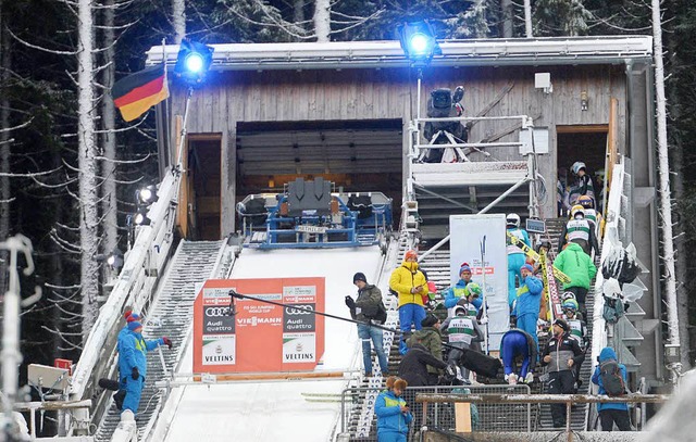 Skispringer gehen zurck in den Warteb...wurden wegen zu starkem Wind abgesagt.  | Foto: dpa