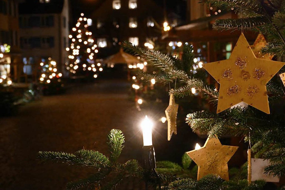 Impressionen aus der in adventlichem Schimmer festlich illuminierten Staufener Altstadt mit ihren vielen von Schulen und Kitas dekorierten Christbäumen. (Foto: Hans-Peter Müller) Impressionen aus der in adventlichem Schimmer festlich illuminierten Staufener Altstadt mit ihren vielen von Schulen und Kitas dekorierten Christbäumen. (Foto: Hans-Peter Müller)